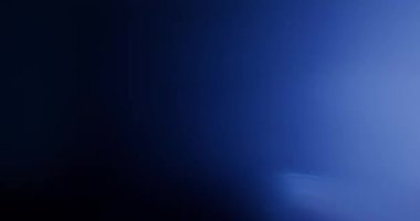 Kara Arkaplanda Soğuk Işık Sızıntısı. Üst üste koy. Dönüşüm. Video Renk Filtreleri