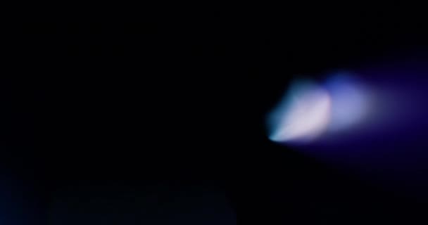 Fuites de lumière froide sur fond noir. Superposition. Transition. Filtres de couleur vidéo 