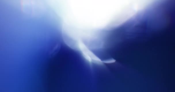 Fuites de lumière froide sur fond noir. Superposition. Transition. Filtres de couleur vidéo 