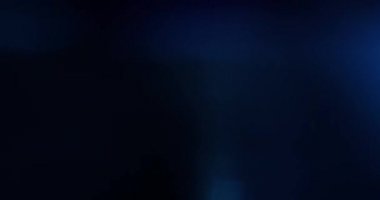 Kara Arkaplanda Soğuk Işık Sızıntısı. Üst üste koy. Dönüşüm. Video Renk Filtreleri