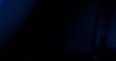 Kara Arkaplanda Soğuk Işık Sızıntısı. Üst üste koy. Dönüşüm. Video Renk Filtreleri