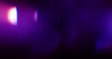 Siyah Arkaplanda Neon Light sızıntıları var. Üst üste koy. Dönüşüm. Video Renk Filtreleri