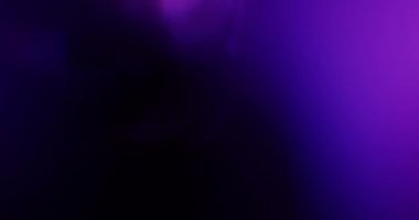 Siyah Arkaplanda Neon Light sızıntıları var. Üst üste koy. Dönüşüm. Video Renk Filtreleri