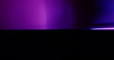 Siyah Arkaplanda Neon Light sızıntıları var. Üst üste koy. Dönüşüm. Video Renk Filtreleri