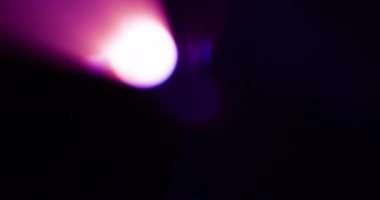 Siyah Arkaplanda Neon Light sızıntıları var. Üst üste koy. Dönüşüm. Video Renk Filtreleri