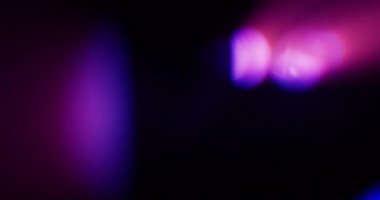 Siyah Arkaplanda Neon Light sızıntıları var. Üst üste koy. Dönüşüm. Video Renk Filtreleri