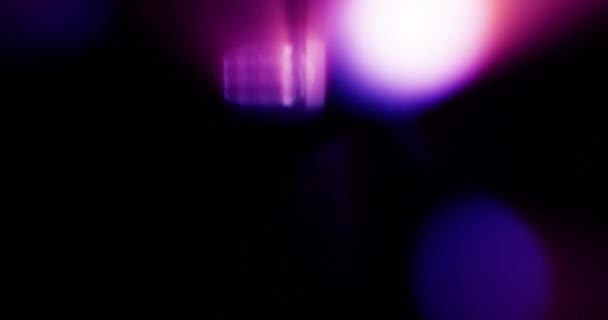 Siyah Arkaplanda Neon Light Sızıntıları Var Üst Üste Koy Dönüşüm — Stok video