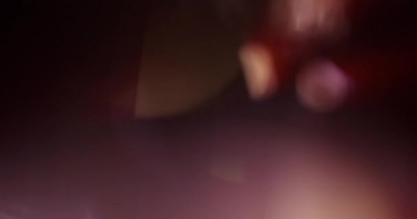 Fuites de lumière ambrée sur fond noir. Superposition. Transition. Filtres de couleur vidéo