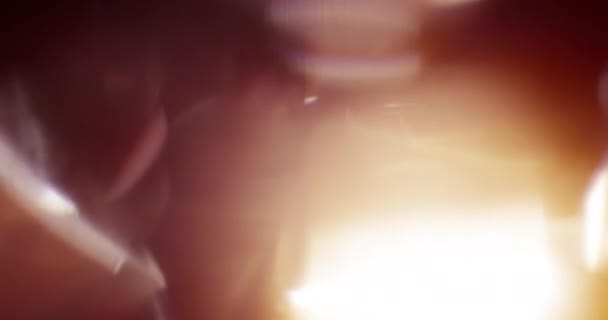 Fuites de lumière ambrée sur fond noir. Superposition. Transition. Filtres de couleur vidéo