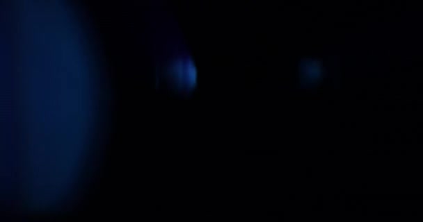 Kaltes Licht Sickert Auf Schwarzem Hintergrund Durch Überlagerung Übergang Video — Stockvideo