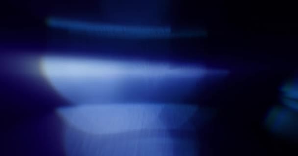 Fuites de lumière froide sur fond noir. Superposition. Transition. Filtres de couleur vidéo 