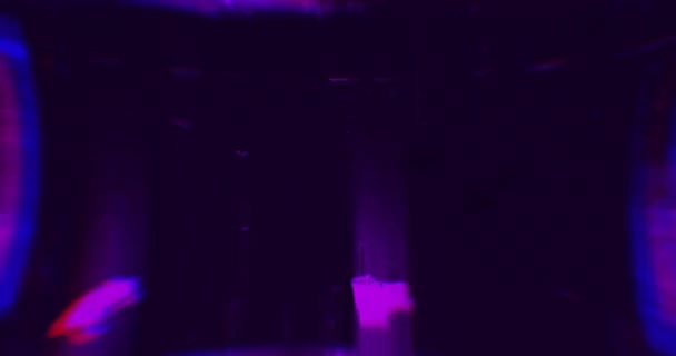 バイオレットレーザー光 レーザートンネル ストローブライトVjループ — ストック動画