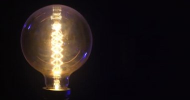 Siyah Arkaplanda Parlayan Vintage Ampul. Lambayı açıp kapatıyorum. Titrek Ampul