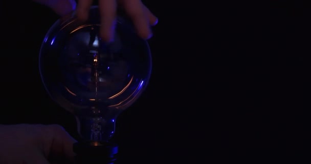 Gloeiende Vintage Gloeilamp Zwarte Achtergrond Lamp Aan Uit Zetten Knipperende — Stockvideo
