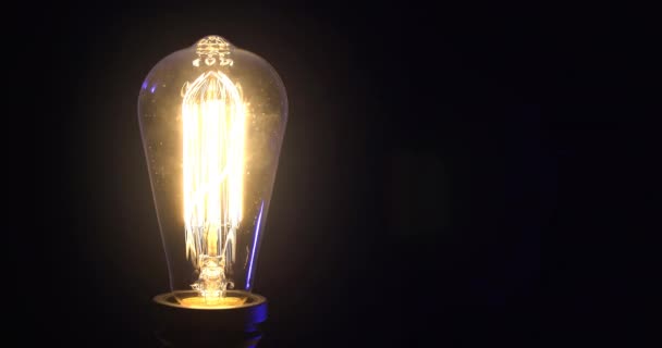 Bombilla Luz Vintage Brillante Sobre Fondo Negro Encender Apagar Lámpara — Vídeo de stock