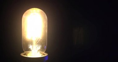 Siyah Arkaplanda Parlayan Vintage Ampul. Lambayı açıp kapatıyorum. Titrek Ampul