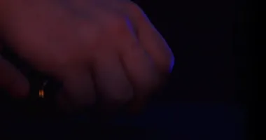 Siyah Arkaplanda Parlayan Vintage Ampul. Lambayı açıp kapatıyorum. Titrek Ampul