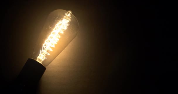 Светящаяся Винтажная Лампочка Черном Фоне Включаю Выключаю Лампу Световая Лампочка — стоковое видео