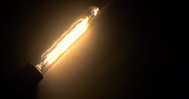 Bombilla Luz Vintage Brillante Sobre Fondo Negro Encender Apagar Lámpara — Vídeo de stock