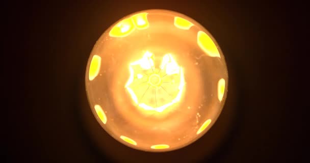 Glödande Vintage Glödlampa Svart Bakgrund Slå Och Lampan Flimrande Glödlampa — Stockvideo