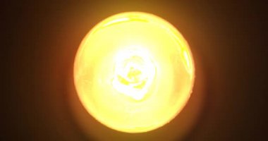 Siyah Arkaplanda Parlayan Vintage Ampul. Lambayı açıp kapatıyorum. Titrek Ampul