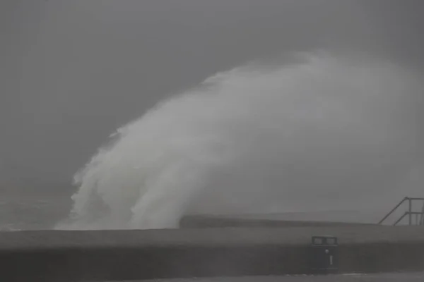 Olas Golpeando Las Defensas Marinas Portsmouth — Foto de Stock