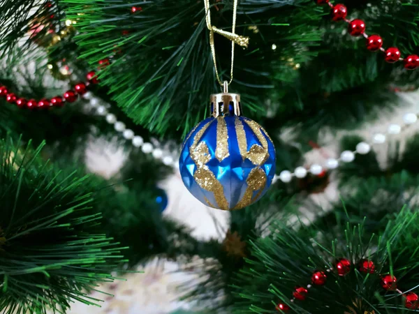 Weiß Blaue Weihnachtskugel Auf Einer Festlichen Tanne — Stockfoto