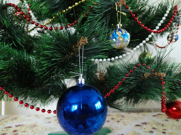 Weihnachtskugeln Und Perlen Auf Dem Weihnachtsbaum — Stockfoto