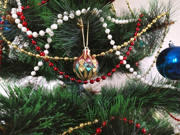 Weihnachtskugel Und Perlen Auf Dem Weihnachtsbaum — Stockfoto