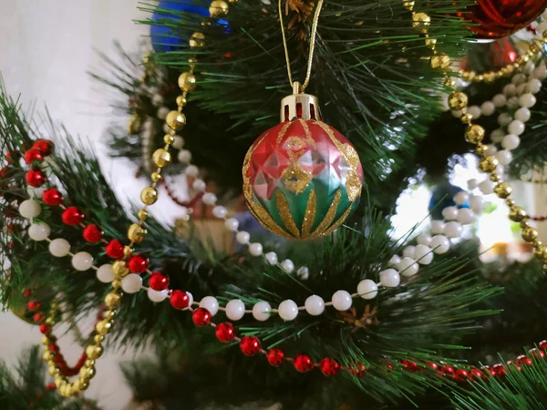 Pelota Rojo Verde Con Dorada Árbol Navidad —  Fotos de Stock