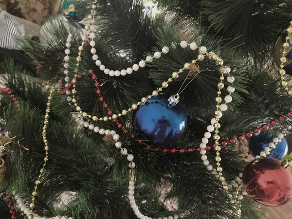 Blaue Kugel Weihnachtsbaum — Stockfoto