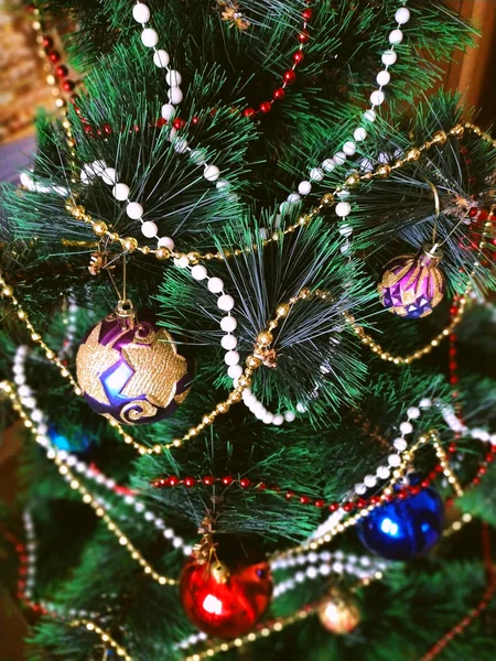 Violett Goldene Kugeln Auf Einem Weihnachtsbaum — Stockfoto