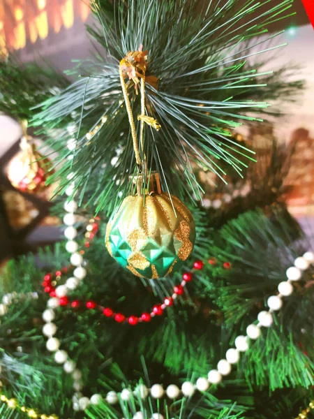 Bola Verde Dorada Cuentas Doradas Árbol Navidad —  Fotos de Stock