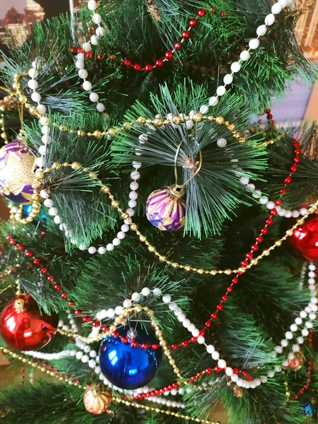Bolas Multicolores Cadenas Árbol Navidad Artificial —  Fotos de Stock