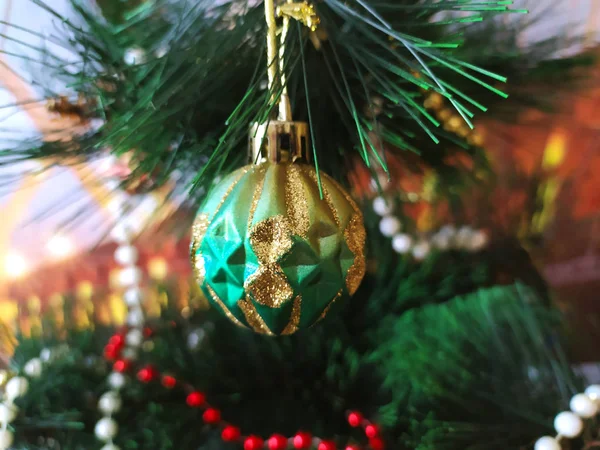 Grüne Kugel Mit Vergoldung Auf Einem Weihnachtsbaum — Stockfoto
