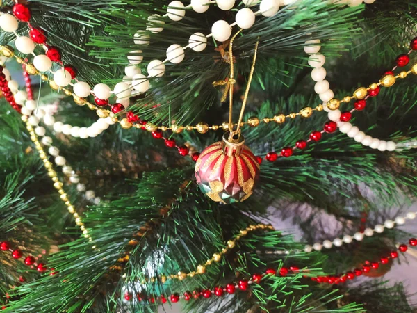Weihnachtskugel Auf Einem Weihnachtsbaum Mit Perlen — Stockfoto