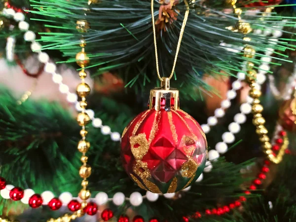 Rot Grüne Kugel Mit Vergoldung Und Perlen Auf Einem Weihnachtsbaum — Stockfoto