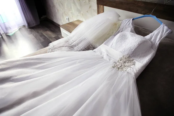 Vestido de novia acostado en la cama — Foto de Stock