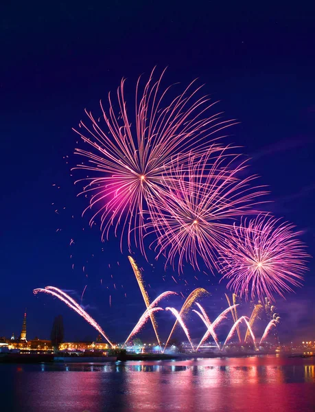 Salute in riga nachtelijke hemel — Stockfoto