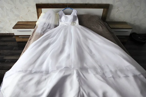 Vestido de novia largo blanco — Foto de Stock
