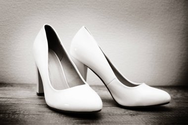 Bir çift beyaz düğün ayakkabısı.