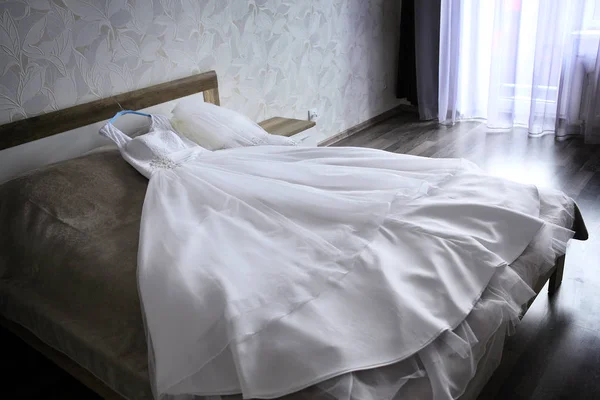 Abito da sposa sdraiato sul letto — Foto Stock