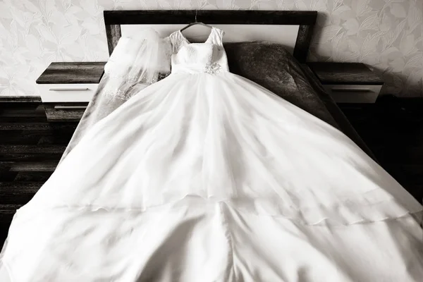 Abito da sposa lungo bianco — Foto Stock