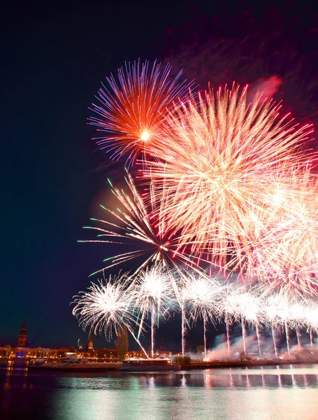 Salute in riga nachtelijke hemel — Stockfoto