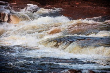 soğuk havalarda şelale sahnesi