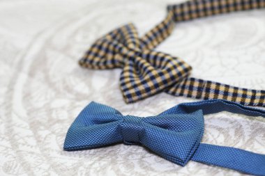 Beyaz arka plan üzerinde yalan bowties