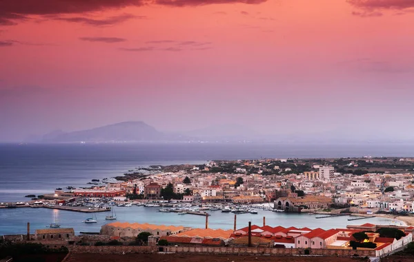 Favignana şehir görünümünü akşam