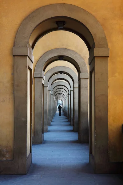 Klasik kemerli geçişiyle