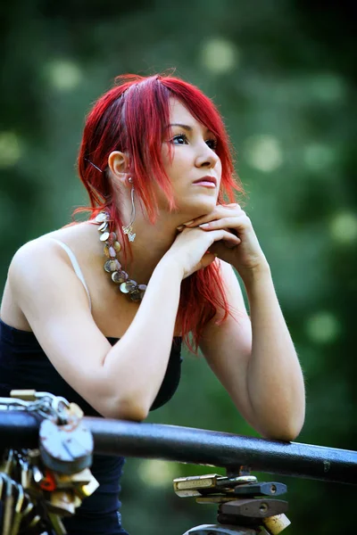 漂亮的红发女孩 — 图库照片