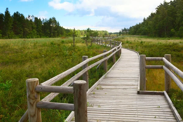 küçük ahşap yolu